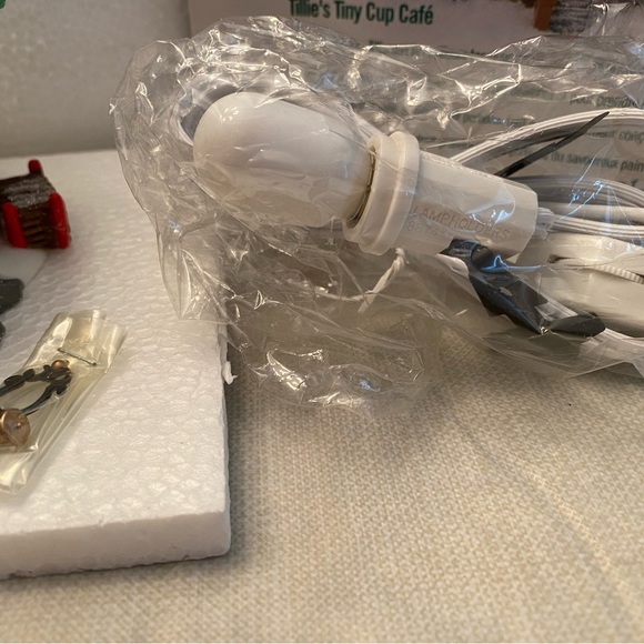 Dept 56 TILLIE'S TINY CUP CAFE 1998 North Pole Series Light & Box- Unused - Picture 9 of 10